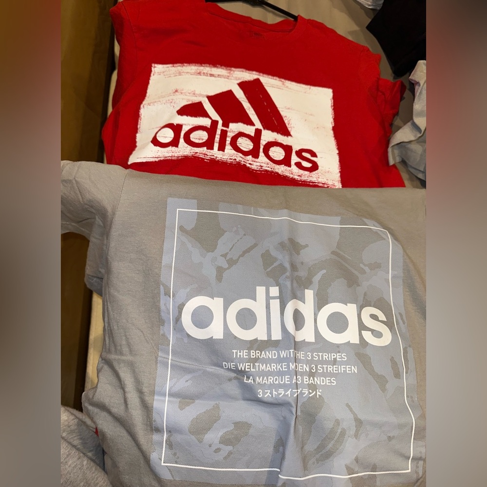 🚨4shirts LOW PRICE🚨Men’s Adidas T shirts lot of 4 size SMALL
